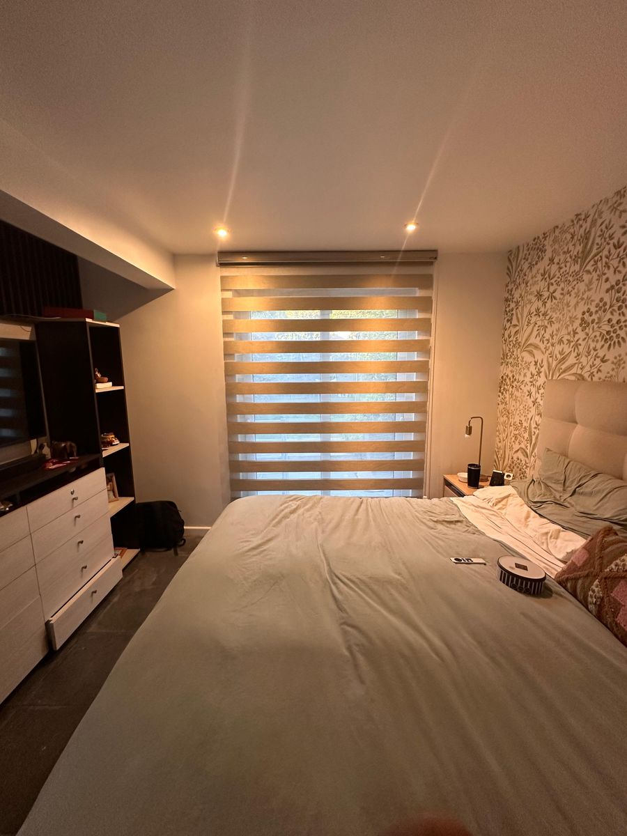 Cortina roller dúo en un dormitorio
