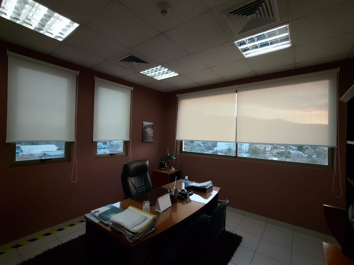 Cortinas roller screen en una oficina